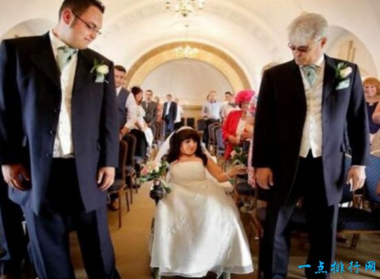 世界最小的新娘完婚 夫妻身高相差1.04米 世界最小的新娘完婚 夫妻身高相差1.04米