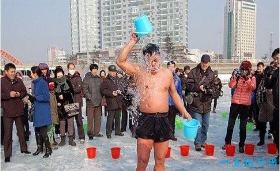 世界上最不怕冷的人,金松浩待在冰块中长达120分钟 世界上最不怕冷的人,金松浩待在冰块中长达120分钟
