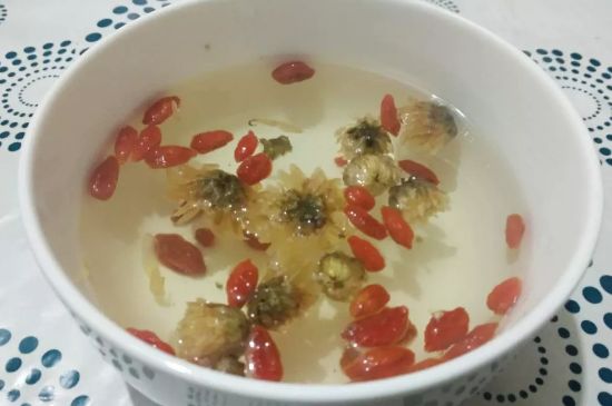 胎菊和枸杞泡茶的功效，喝胎菊枸杞茶有什么好处与禁忌？