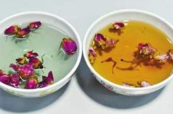 玫瑰花茶真假开水图片，正宗玫瑰花茶泡水的颜色