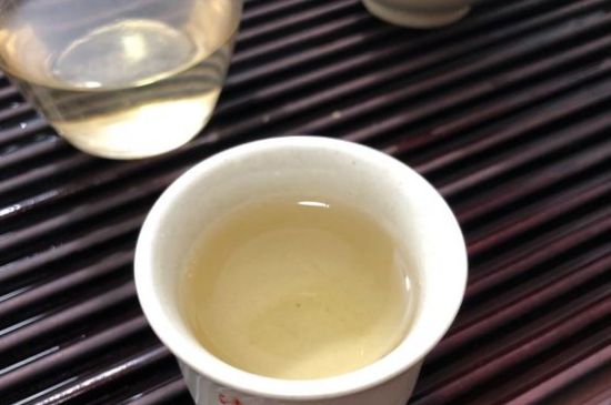 喝茶利尿吗，喝茶为什么利尿？