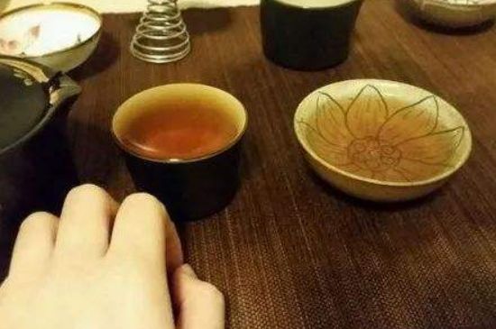 女士喝茶不用扣茶礼，女士喝茶需要扣手吗？