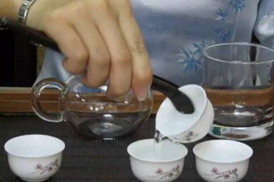 泡茶的水温怎么控制，泡茶85度水温怎么控制？