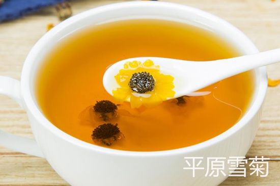 昆仑雪菊真假泡水图片，真正雪菊是什么颜色