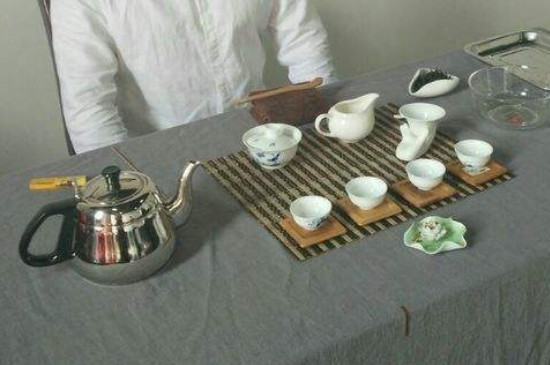 茶艺师与评茶师哪个更实用，评茶员和茶艺师哪个更好？