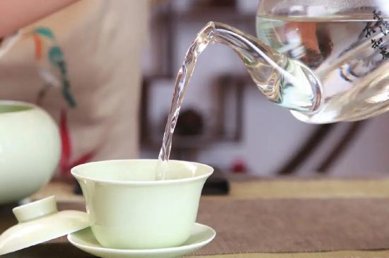 一个人喝茶用盖碗还是茶壶，喝茶用茶壶好还是盖碗？